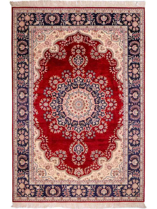 Feiner, handgeknüpfter, chinesischer Orientteppich mit Hereke Design aus Kunstseide, rot, creme, blau. 186x121 cm. Verkauf durch Jupiter Intl.