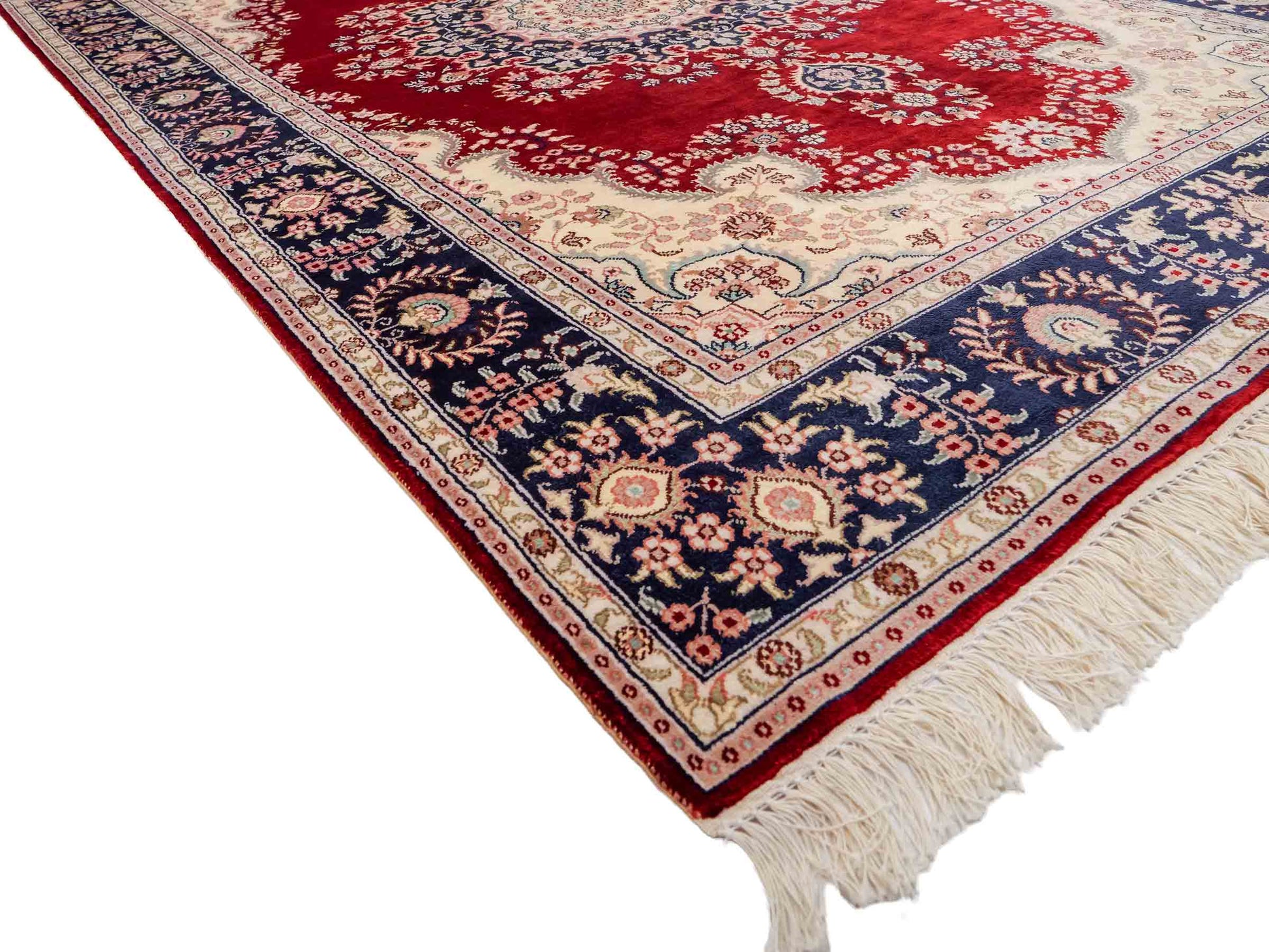 Feiner, handgeknüpfter, chinesischer Orientteppich mit Hereke Design aus Kunstseide, rot, creme, blau. 186x121 cm. Verkauf durch Jupiter Intl.