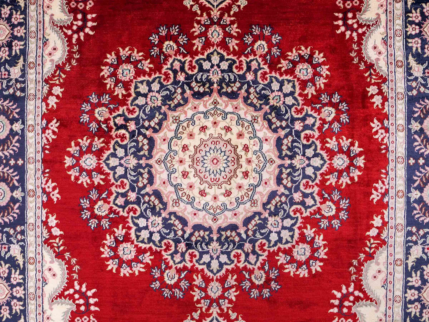 Feiner, handgeknüpfter, chinesischer Orientteppich mit Hereke Design aus Kunstseide, rot, creme, blau. 186x121 cm. Verkauf durch Jupiter Intl.