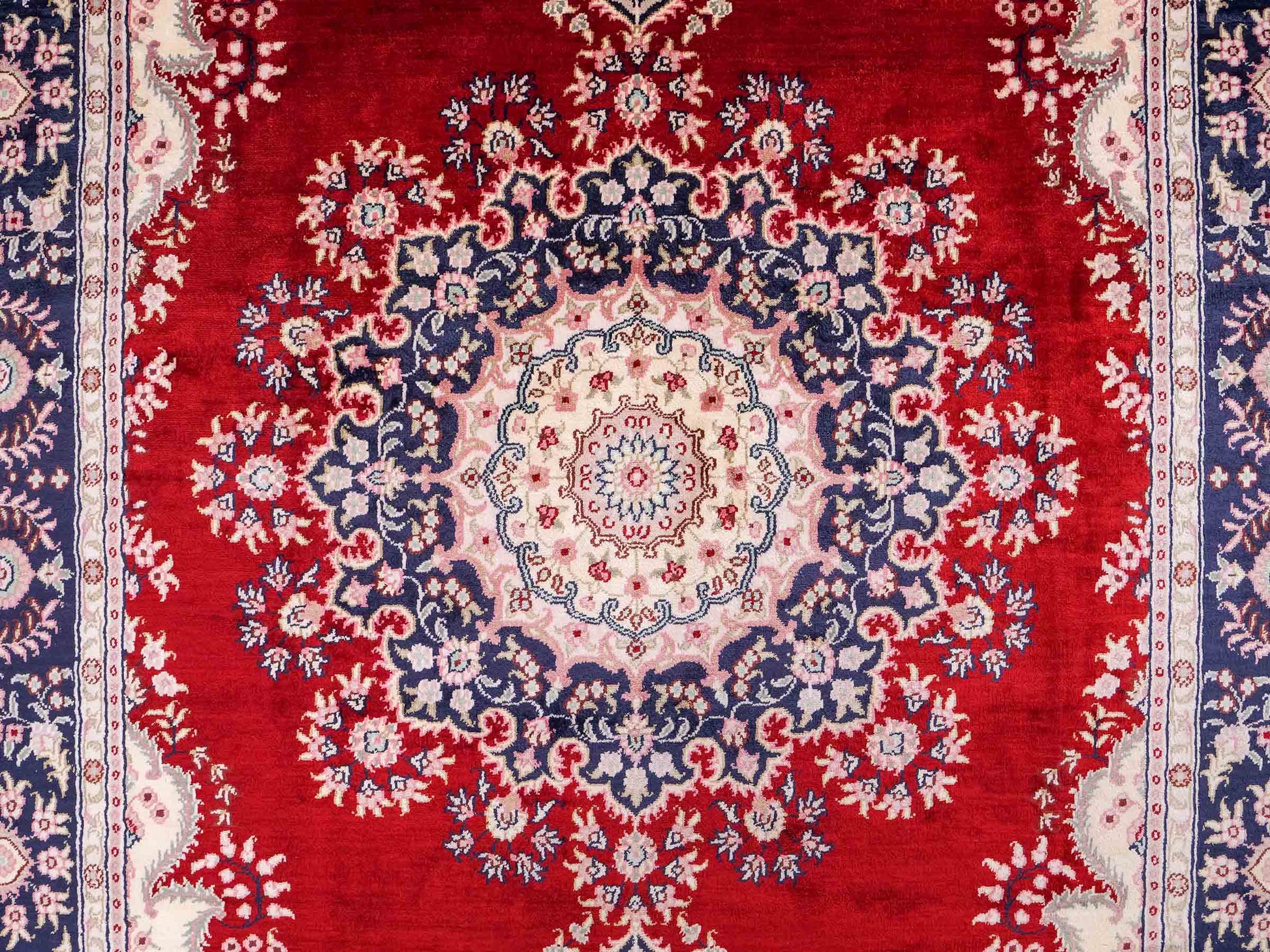Feiner, handgeknüpfter, chinesischer Orientteppich mit Hereke Design aus Kunstseide, rot, creme, blau. 186x121 cm. Verkauf durch Jupiter Intl.