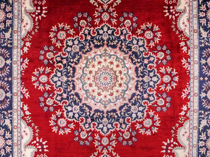 Feiner, handgeknüpfter, chinesischer Orientteppich mit Hereke Design aus Kunstseide, rot, creme, blau. 186x121 cm. Verkauf durch Jupiter Intl.