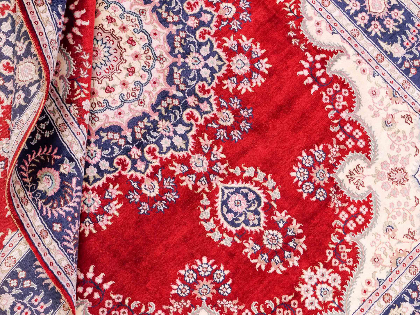 Feiner, handgeknüpfter, chinesischer Orientteppich mit Hereke Design aus Kunstseide, rot, creme, blau. 186x121 cm. Verkauf durch Jupiter Intl.