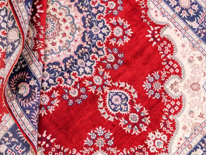 Feiner, handgeknüpfter, chinesischer Orientteppich mit Hereke Design aus Kunstseide, rot, creme, blau. 186x121 cm. Verkauf durch Jupiter Intl.