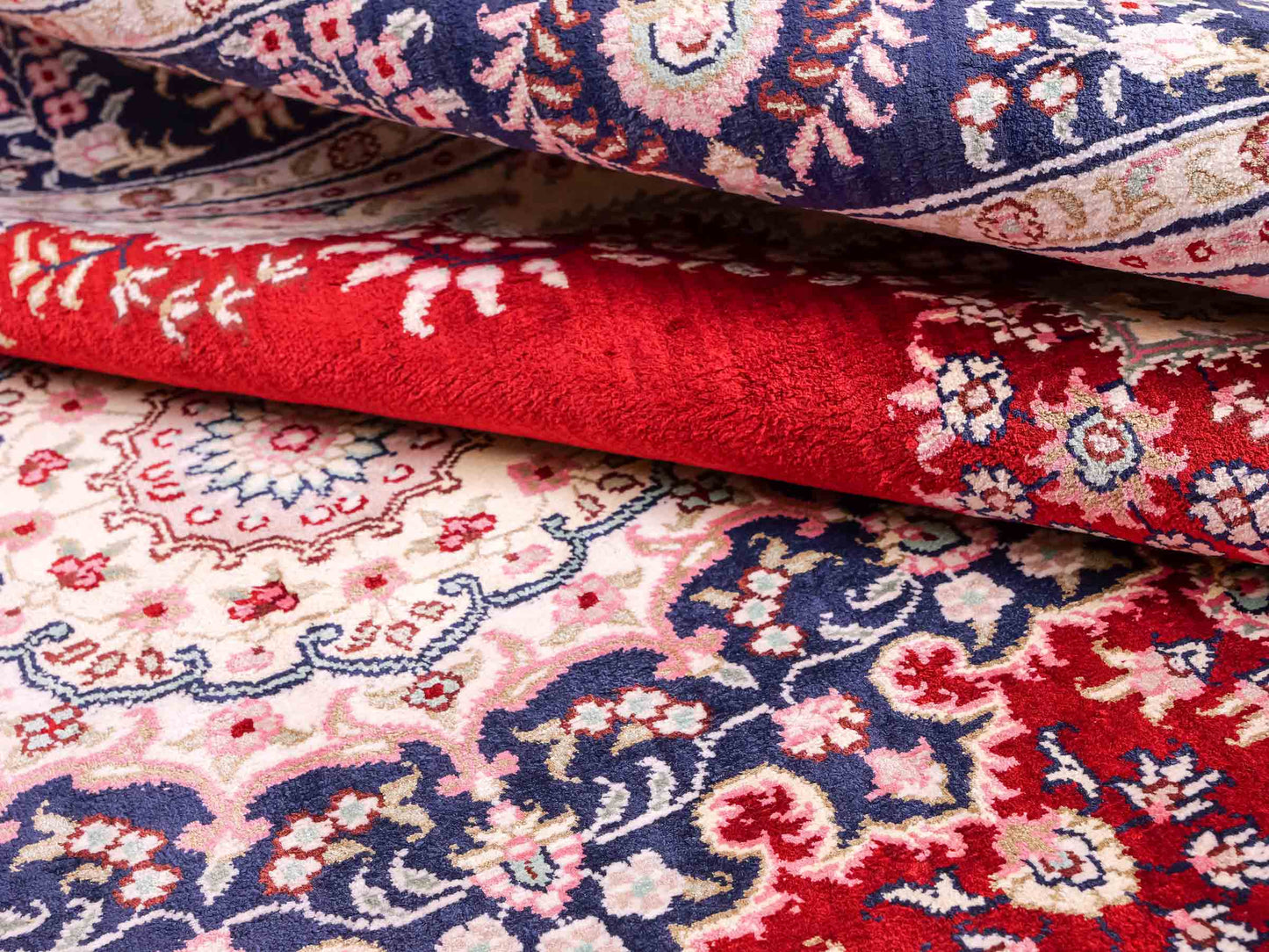 Feiner, handgeknüpfter, chinesischer Orientteppich mit Hereke Design aus Kunstseide, rot, creme, blau. 186x121 cm. Verkauf durch Jupiter Intl.