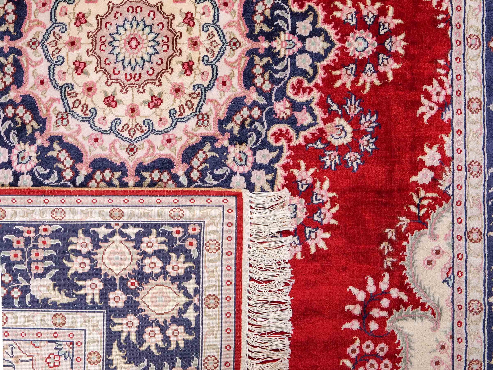 Feiner, handgeknüpfter, chinesischer Orientteppich mit Hereke Design aus Kunstseide, rot, creme, blau. 186x121 cm. Verkauf durch Jupiter Intl.