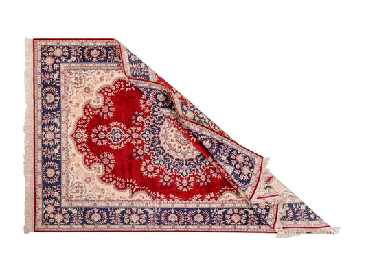 Feiner, handgeknüpfter, chinesischer Orientteppich mit Hereke Design aus Kunstseide, rot, creme, blau. 186x121 cm. Verkauf durch Jupiter Intl.