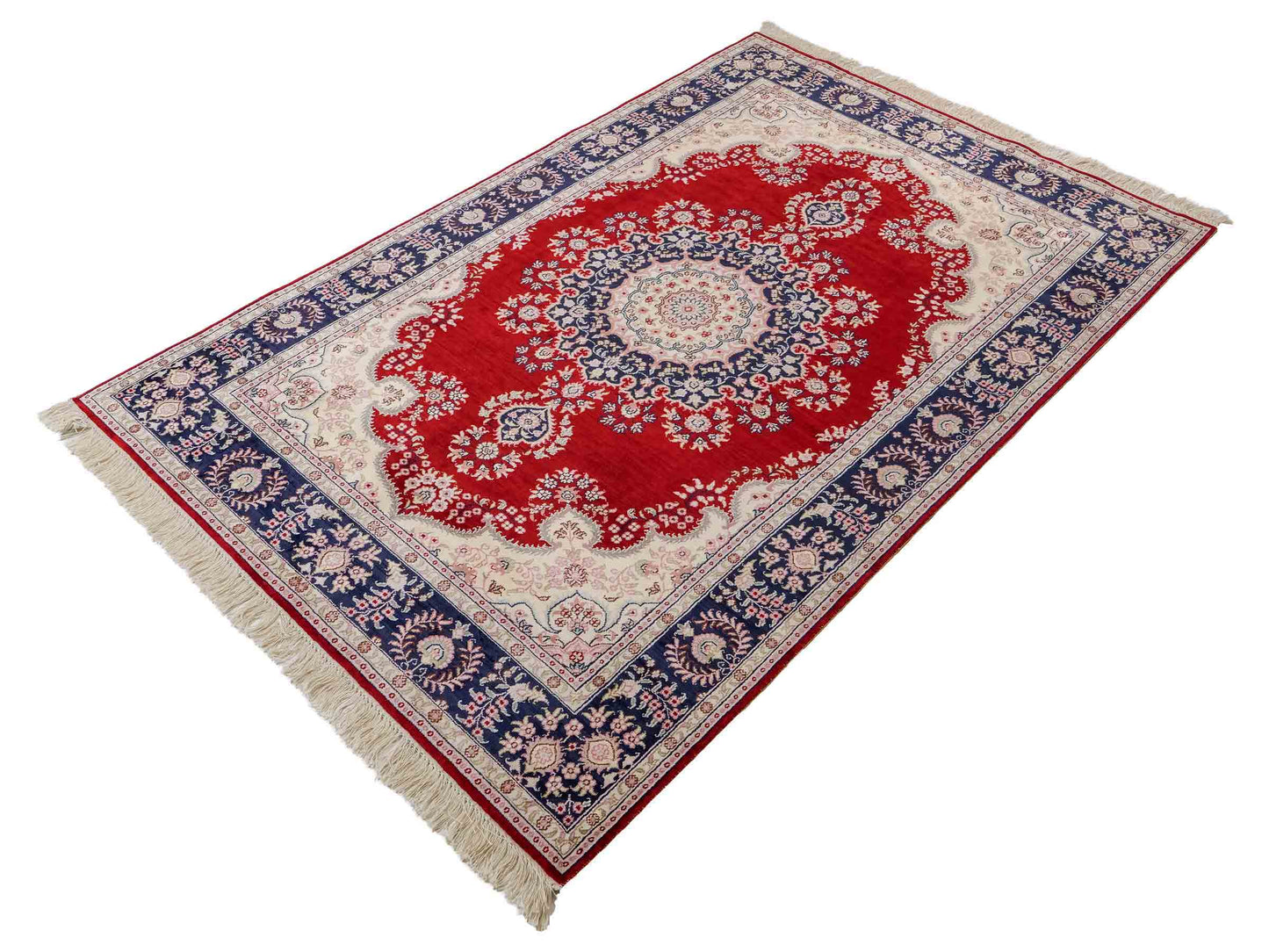 Feiner, handgeknüpfter, chinesischer Orientteppich mit Hereke Design aus Kunstseide, rot, creme, blau. 186x121 cm. Verkauf durch Jupiter Intl.