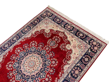 Feiner, handgeknüpfter, chinesischer Orientteppich mit Hereke Design aus Kunstseide, rot, creme, blau. 186x121 cm. Verkauf durch Jupiter Intl.