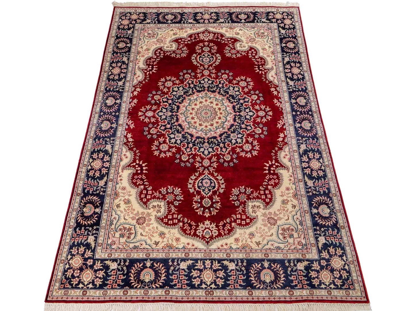 Feiner, handgeknüpfter, chinesischer Orientteppich mit Hereke Design aus Kunstseide, rot, creme, blau. 186x121 cm. Verkauf durch Jupiter Intl.