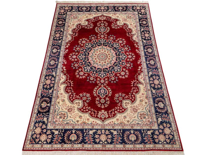 Feiner, handgeknüpfter, chinesischer Orientteppich mit Hereke Design aus Kunstseide, rot, creme, blau. 186x121 cm. Verkauf durch Jupiter Intl.
