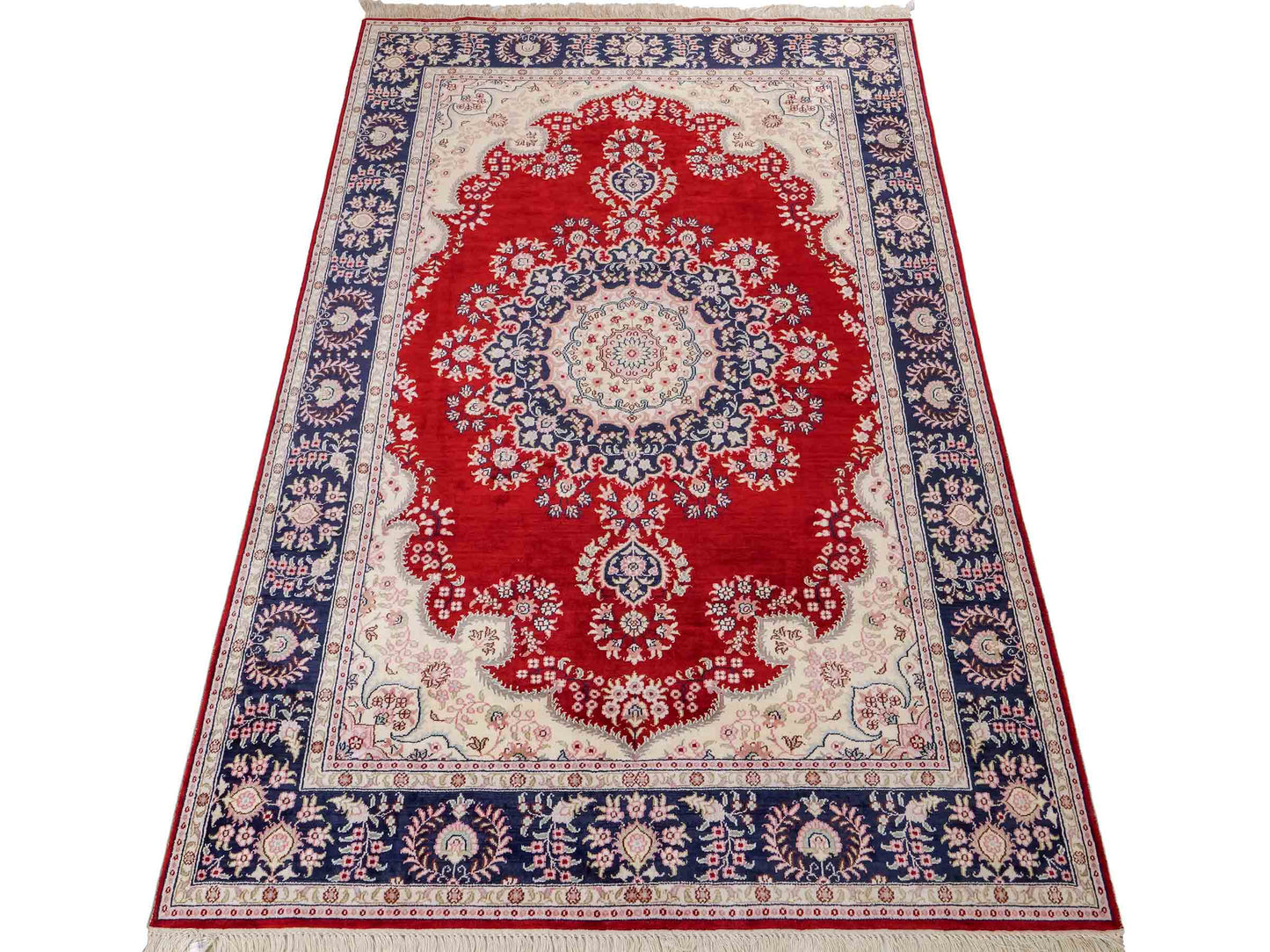 Feiner, handgeknüpfter, chinesischer Orientteppich mit Hereke Design aus Kunstseide, rot, creme, blau. 186x121 cm. Verkauf durch Jupiter Intl.