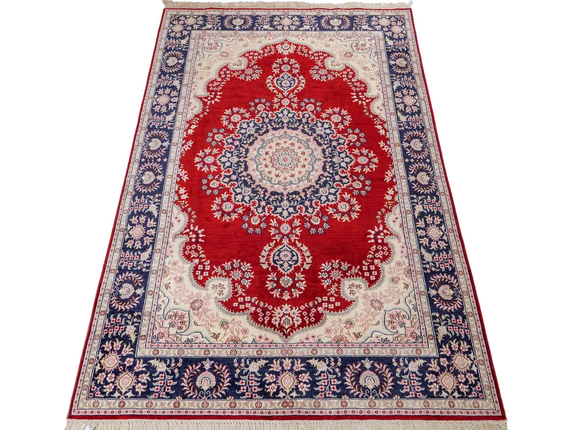 Feiner, handgeknüpfter, chinesischer Orientteppich mit Hereke Design aus Kunstseide, rot, creme, blau. 186x121 cm. Verkauf durch Jupiter Intl.