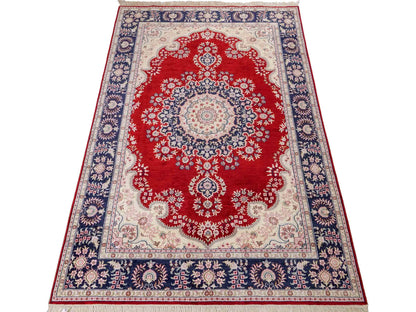 Feiner, handgeknüpfter, chinesischer Orientteppich mit Hereke Design aus Kunstseide, rot, creme, blau. 186x121 cm. Verkauf durch Jupiter Intl.