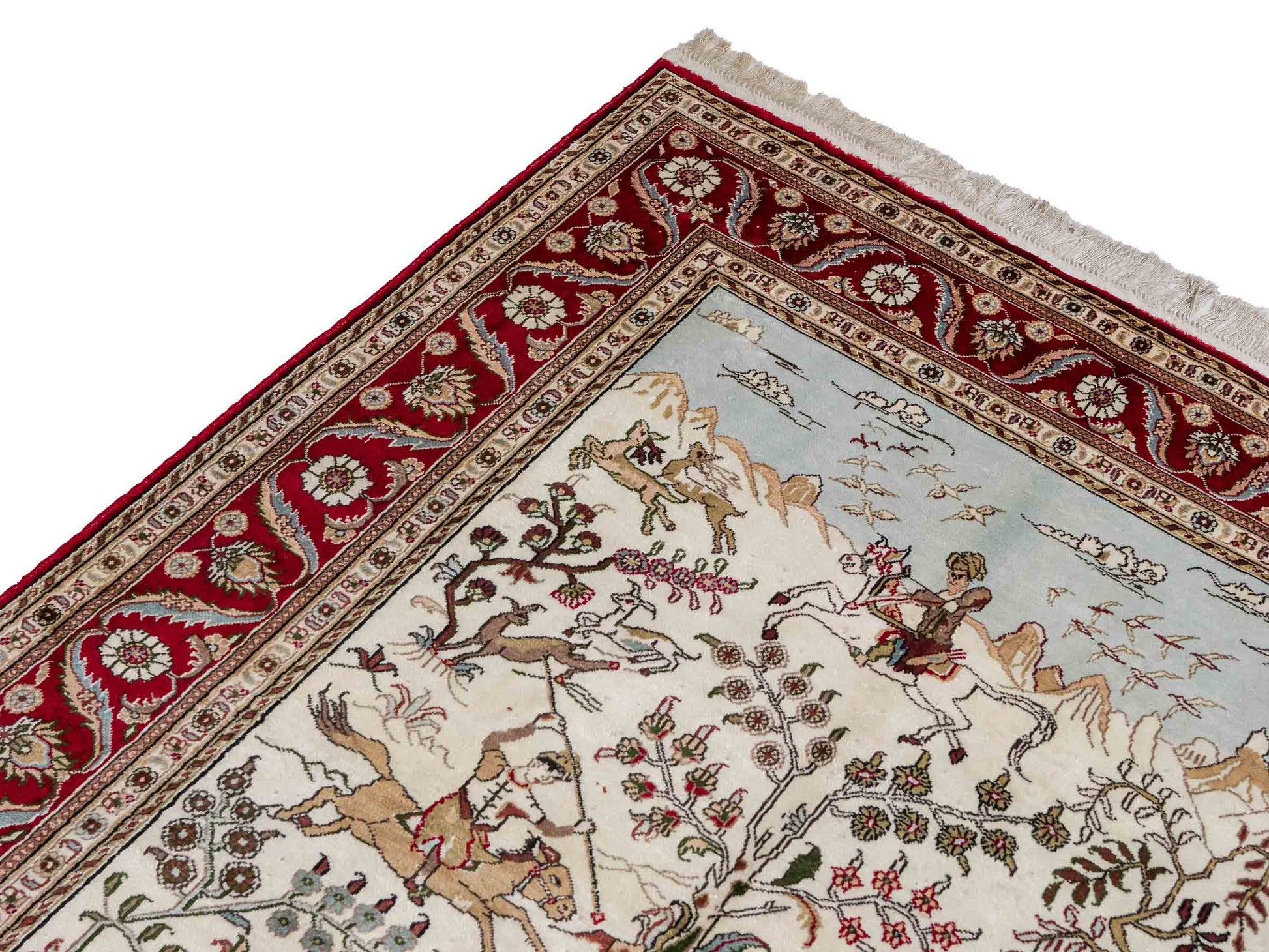 Feiner, handgeknüpfter Art Hereke aus Kunstseide. Ursprung China. Größe: 189 x 120 cm. Hauptfarben: Weiß, Creme, Rot. Vertrieb durch JUPITER Intl.