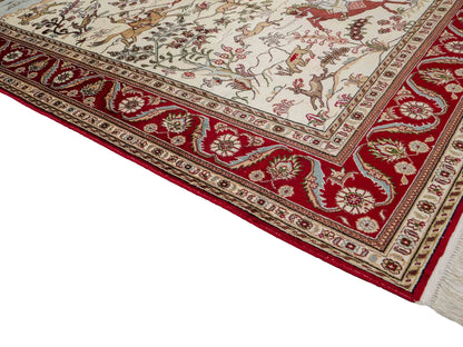 Feiner, handgeknüpfter Art Hereke aus Kunstseide. Ursprung China. Größe: 189 x 120 cm. Hauptfarben: Weiß, Creme, Rot. Vertrieb durch JUPITER Intl.