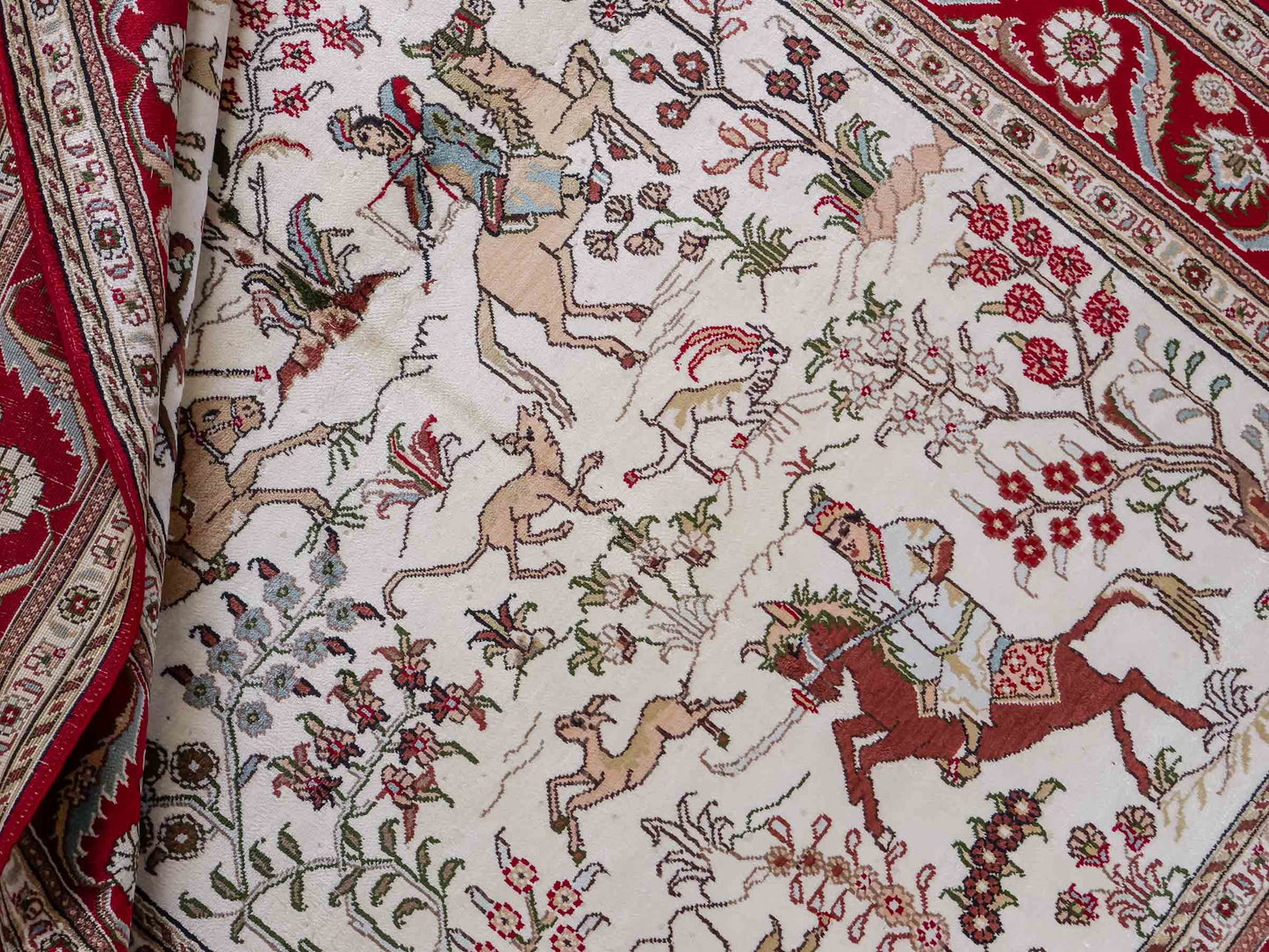 Feiner, handgeknüpfter Art Hereke aus Kunstseide. Ursprung China. Größe: 189 x 120 cm. Hauptfarben: Weiß, Creme, Rot. Vertrieb durch JUPITER Intl.
