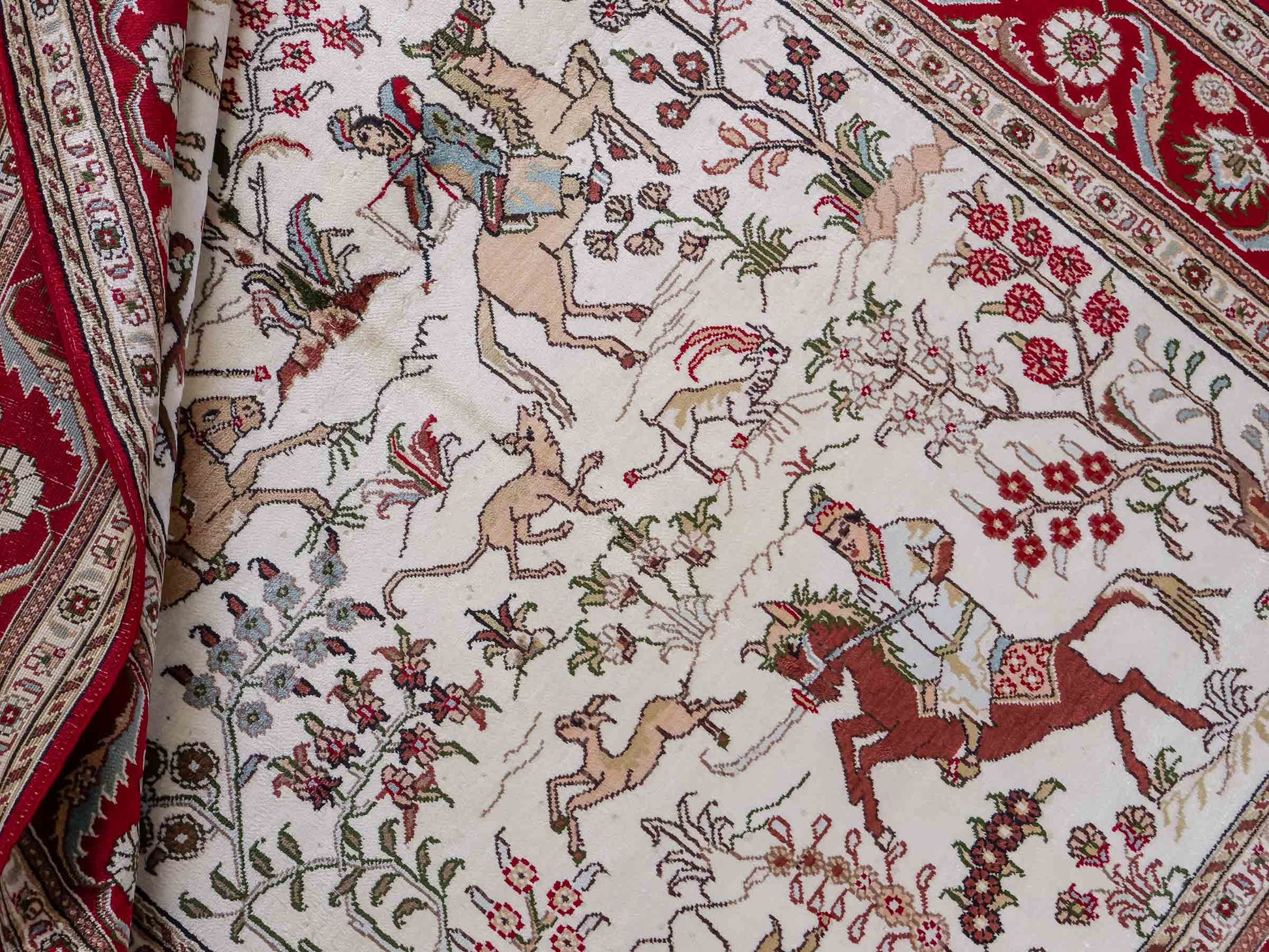 Feiner, handgeknüpfter Art Hereke aus Kunstseide. Ursprung China. Größe: 189 x 120 cm. Hauptfarben: Weiß, Creme, Rot. Vertrieb durch JUPITER Intl.