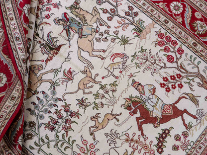 Feiner, handgeknüpfter Art Hereke aus Kunstseide. Ursprung China. Größe: 189 x 120 cm. Hauptfarben: Weiß, Creme, Rot. Vertrieb durch JUPITER Intl.