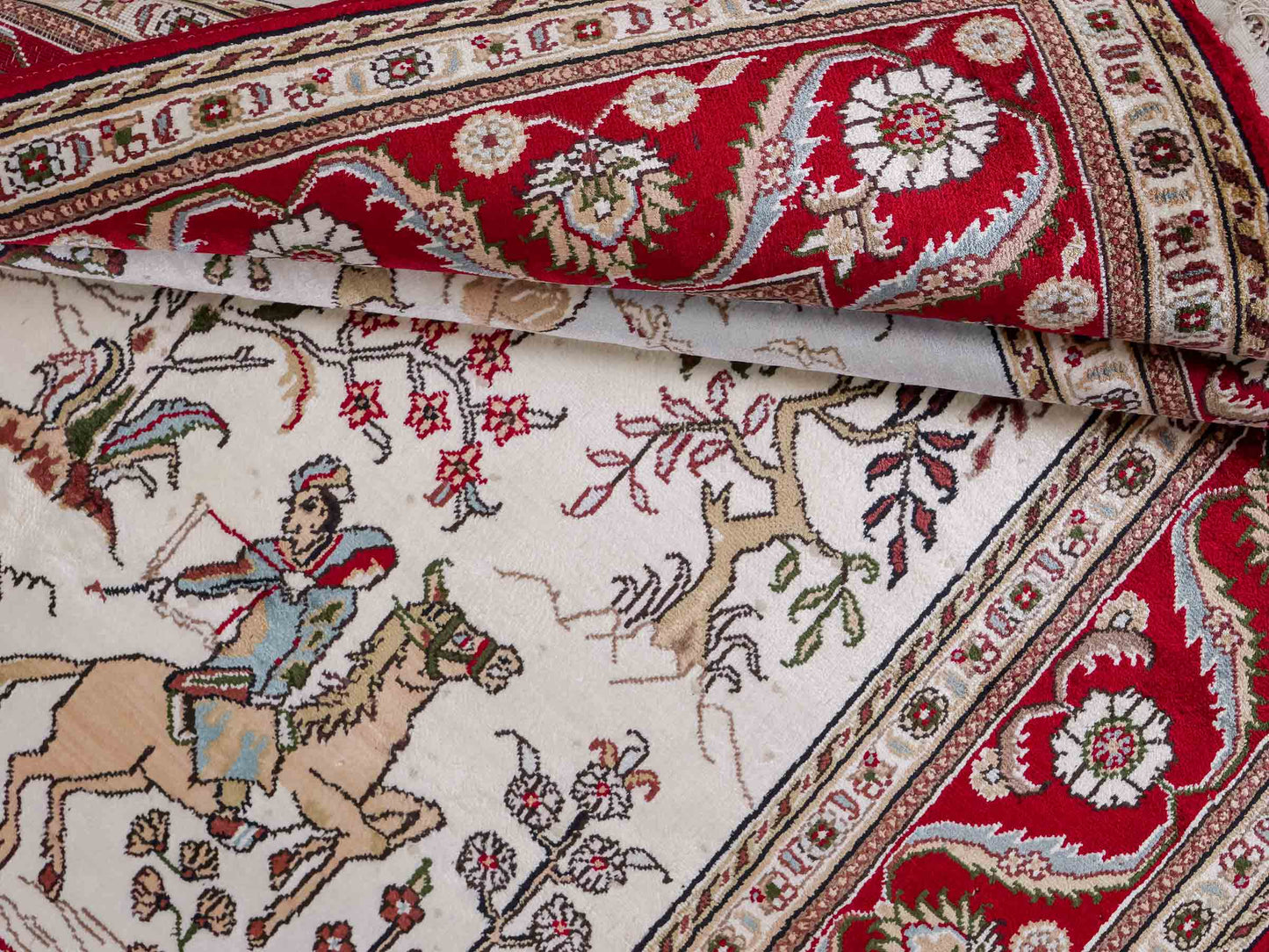 Feiner, handgeknüpfter Art Hereke aus Kunstseide. Ursprung China. Größe: 189 x 120 cm. Hauptfarben: Weiß, Creme, Rot. Vertrieb durch JUPITER Intl.