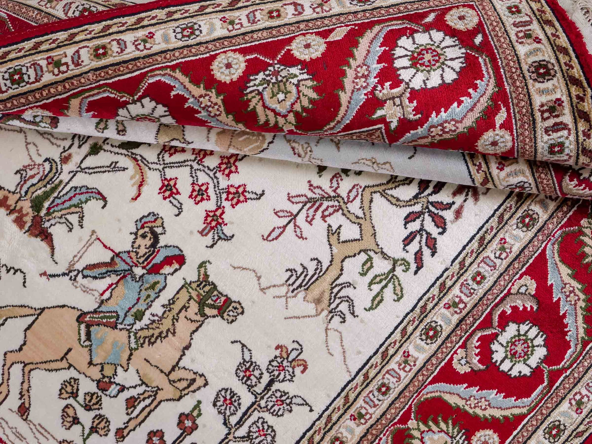 Feiner, handgeknüpfter Art Hereke aus Kunstseide. Ursprung China. Größe: 189 x 120 cm. Hauptfarben: Weiß, Creme, Rot. Vertrieb durch JUPITER Intl.
