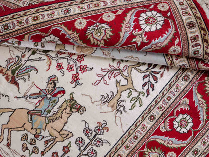 Feiner, handgeknüpfter Art Hereke aus Kunstseide. Ursprung China. Größe: 189 x 120 cm. Hauptfarben: Weiß, Creme, Rot. Vertrieb durch JUPITER Intl.