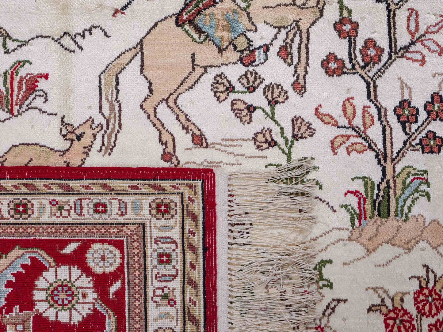Feiner, handgeknüpfter Art Hereke aus Kunstseide. Ursprung China. Größe: 189 x 120 cm. Hauptfarben: Weiß, Creme, Rot. Vertrieb durch JUPITER Intl.