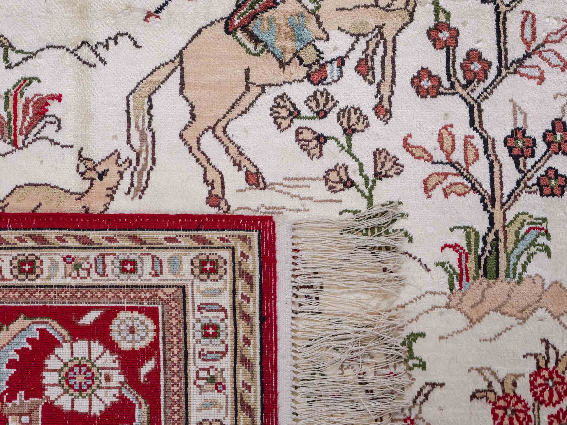 Feiner, handgeknüpfter Art Hereke aus Kunstseide. Ursprung China. Größe: 189 x 120 cm. Hauptfarben: Weiß, Creme, Rot. Vertrieb durch JUPITER Intl.