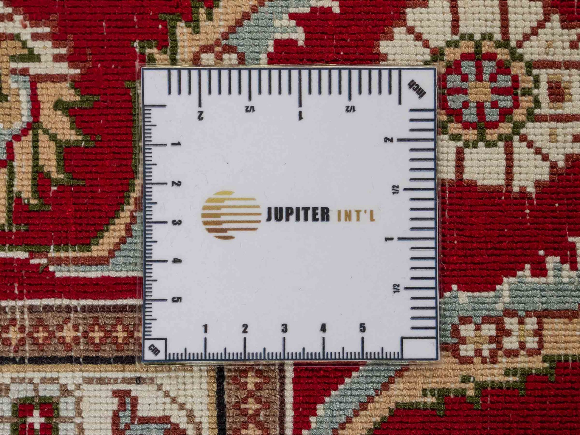 Feiner, handgeknüpfter Art Hereke aus Kunstseide. Ursprung China. Größe: 189 x 120 cm. Hauptfarben: Weiß, Creme, Rot. Vertrieb durch JUPITER Intl.