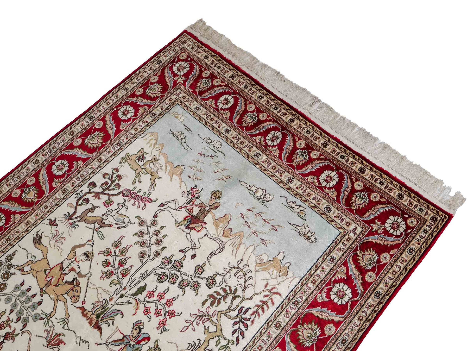 Feiner, handgeknüpfter Art Hereke aus Kunstseide. Ursprung China. Größe: 189 x 120 cm. Hauptfarben: Weiß, Creme, Rot. Vertrieb durch JUPITER Intl.