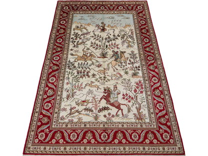 Feiner, handgeknüpfter Art Hereke aus Kunstseide. Ursprung China. Größe: 189 x 120 cm. Hauptfarben: Weiß, Creme, Rot. Vertrieb durch JUPITER Intl.