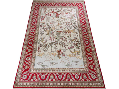 Feiner, handgeknüpfter Art Hereke aus Kunstseide. Ursprung China. Größe: 189 x 120 cm. Hauptfarben: Weiß, Creme, Rot. Vertrieb durch JUPITER Intl.