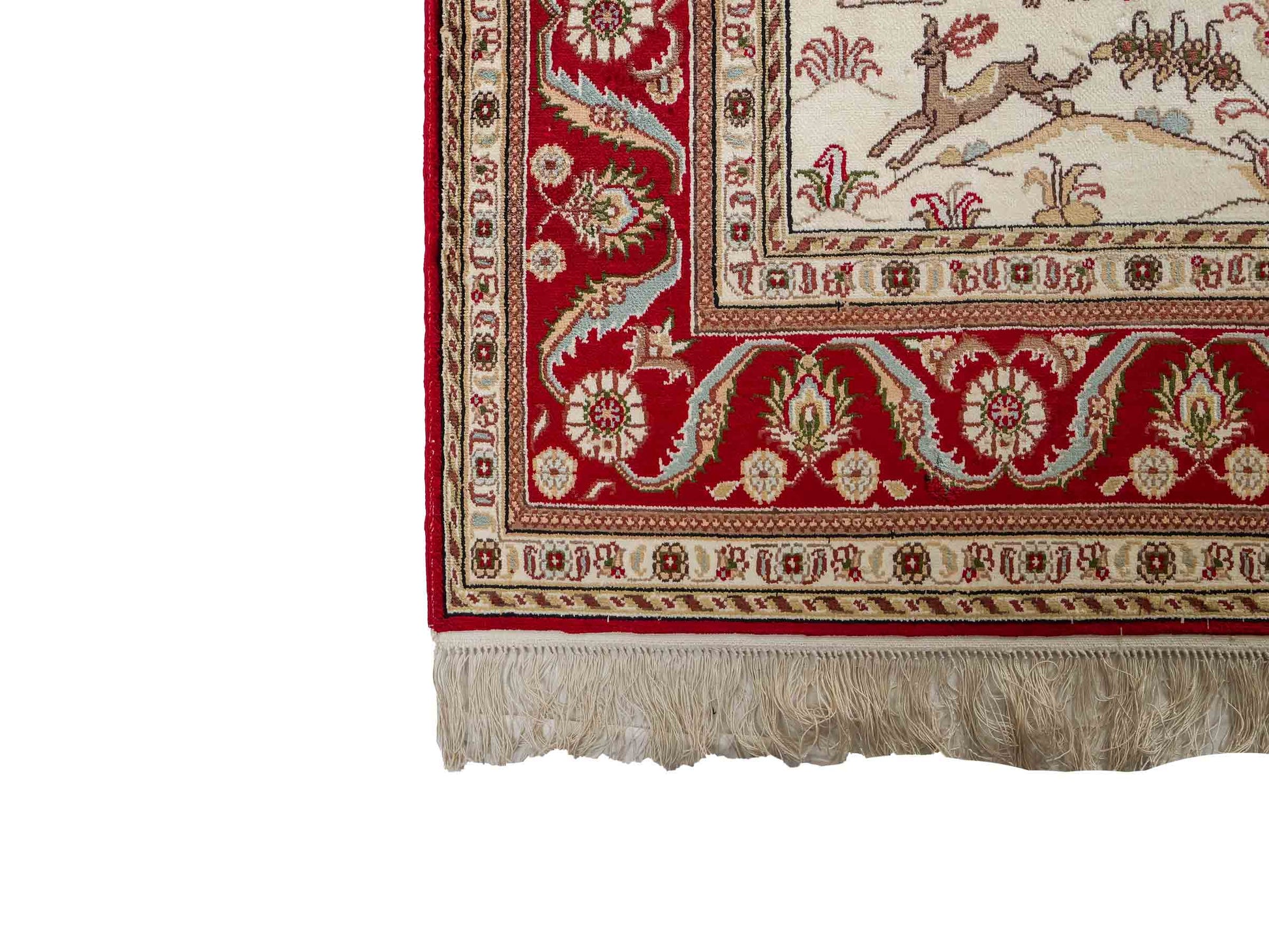 Feiner, handgeknüpfter Art Hereke aus Kunstseide. Ursprung China. Größe: 189 x 120 cm. Hauptfarben: Weiß, Creme, Rot. Vertrieb durch JUPITER Intl.