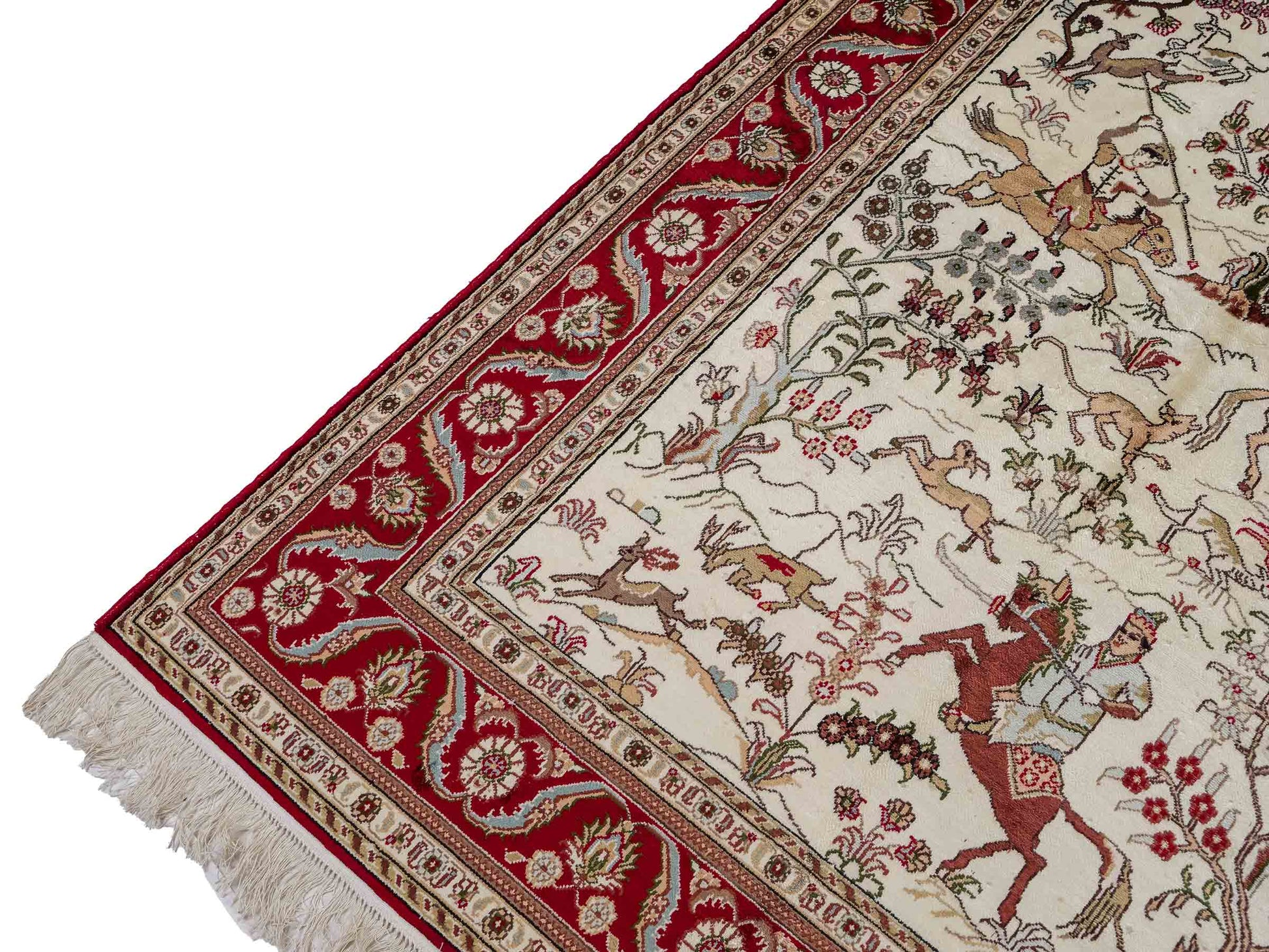 Feiner, handgeknüpfter Art Hereke aus Kunstseide. Ursprung China. Größe: 189 x 120 cm. Hauptfarben: Weiß, Creme, Rot. Vertrieb durch JUPITER Intl.