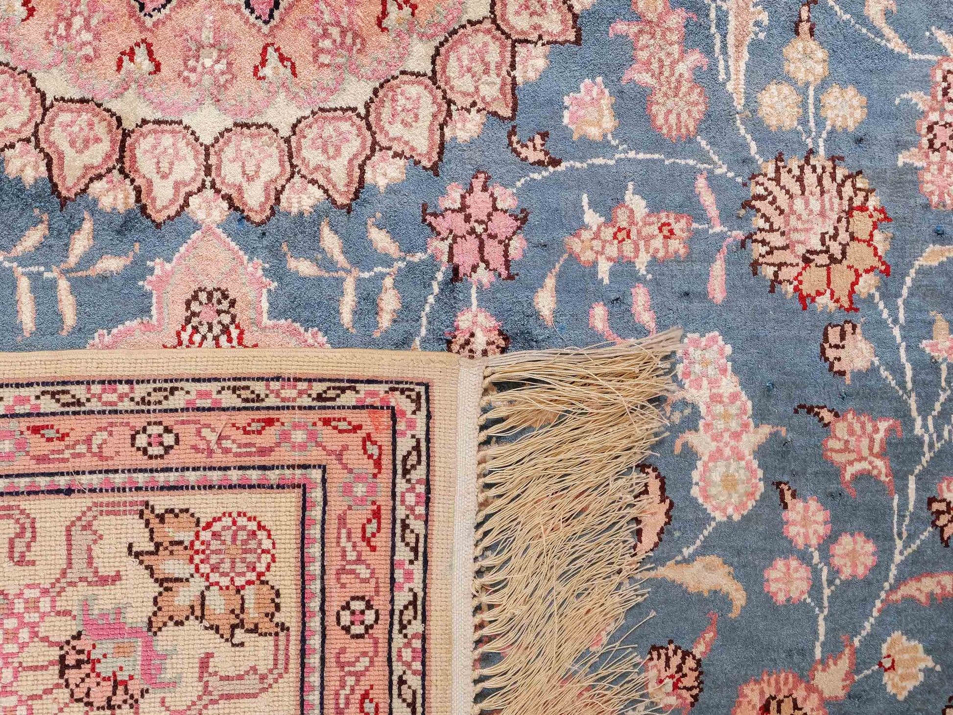 Feiner, handgeknüpfter, chinesischer Orientteppich mit Hereke Design aus Kunstseide, blau, rosa, weiß. 192x123 cm. Verkauf durch Jupiter Intl.