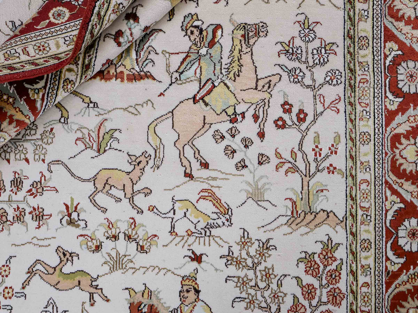 Feiner, handgeknüpfter Art Hereke aus Kunstseide. Ursprung China. Größe: 193 x 121 cm. Hauptfarben: Weiß, Creme, Rot. Vertrieb durch JUPITER Intl.