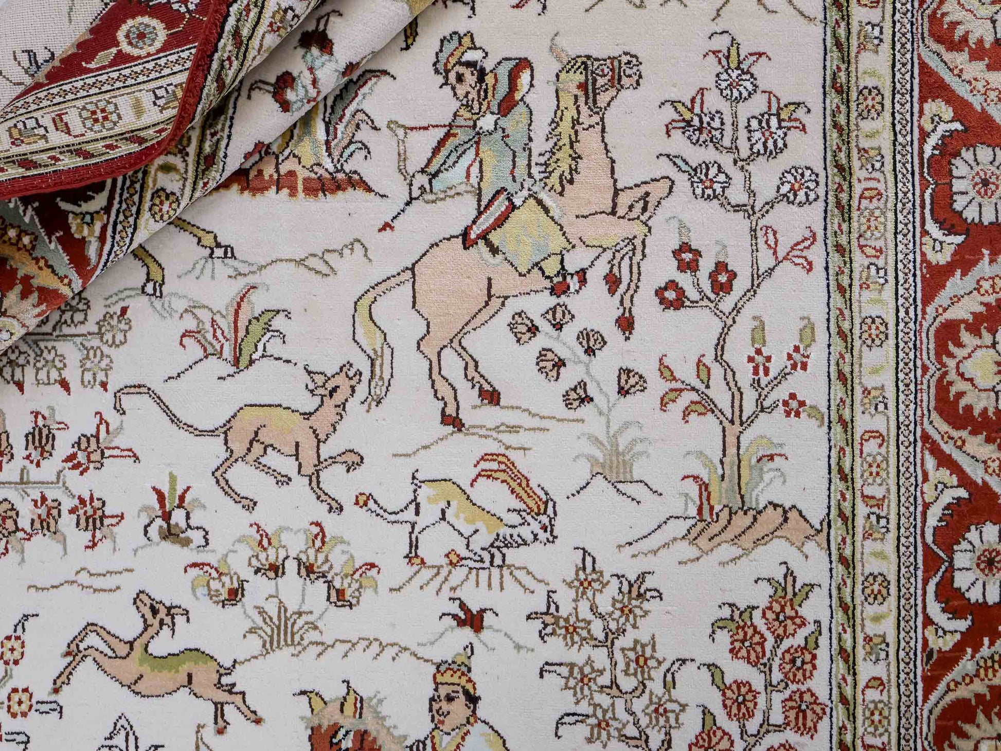 Feiner, handgeknüpfter Art Hereke aus Kunstseide. Ursprung China. Größe: 193 x 121 cm. Hauptfarben: Weiß, Creme, Rot. Vertrieb durch JUPITER Intl.