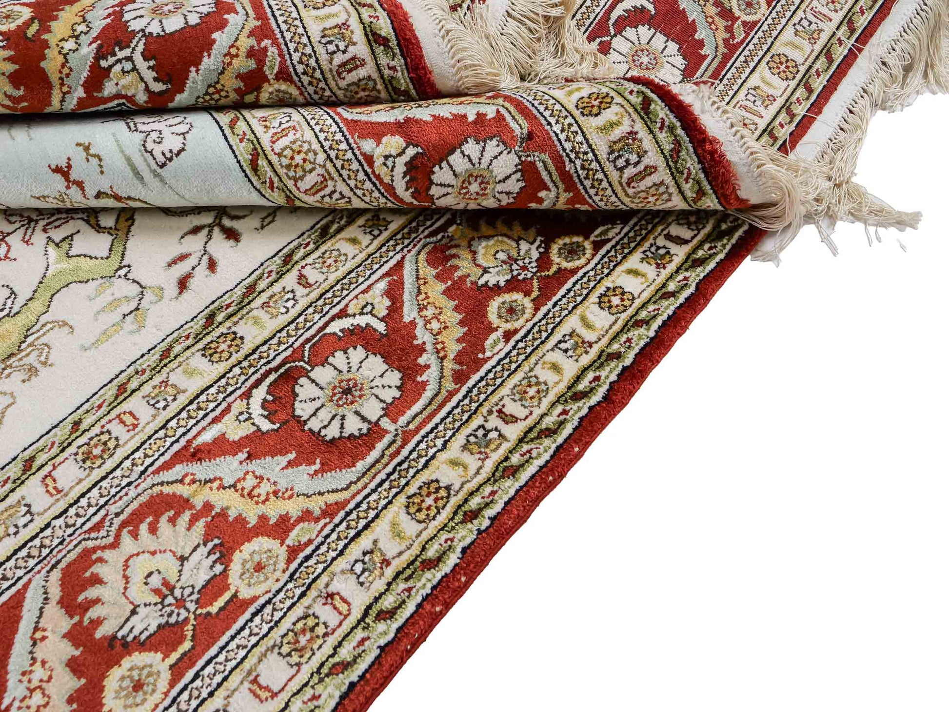 Feiner, handgeknüpfter Art Hereke aus Kunstseide. Ursprung China. Größe: 193 x 121 cm. Hauptfarben: Weiß, Creme, Rot. Vertrieb durch JUPITER Intl.