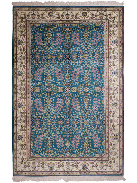 Feiner, handgeknüpfter, chinesischer Orientteppich mit Hereke Design aus Kunstseide, blau, creme, weiß. 242x155 cm. Verkauf durch Jupiter Intl.