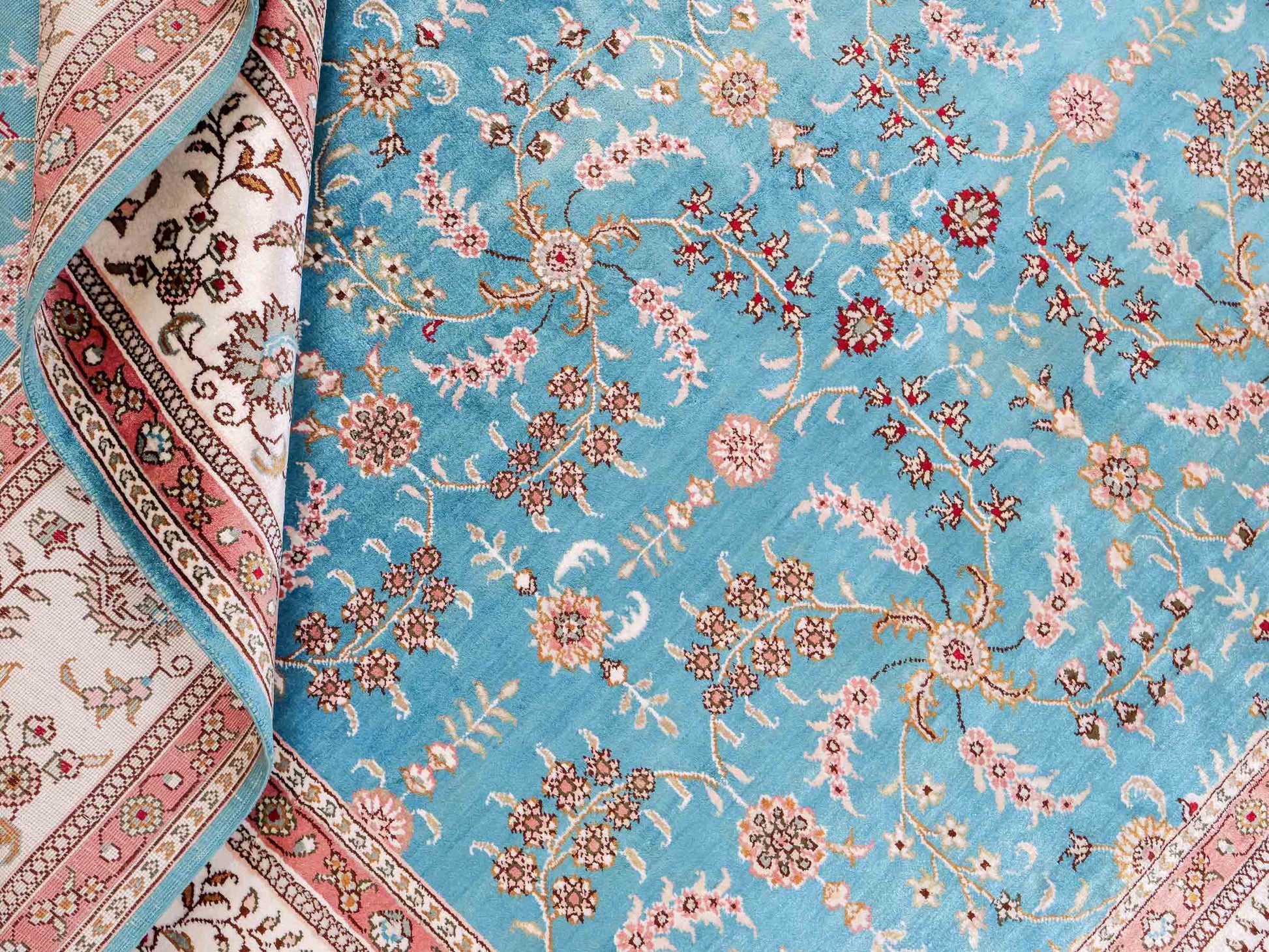 Feiner, handgeknüpfter, chinesischer Orientteppich mit Hereke Design aus Kunstseide, blau, weiß. 263x180 cm. Verkauf durch Jupiter Intl.