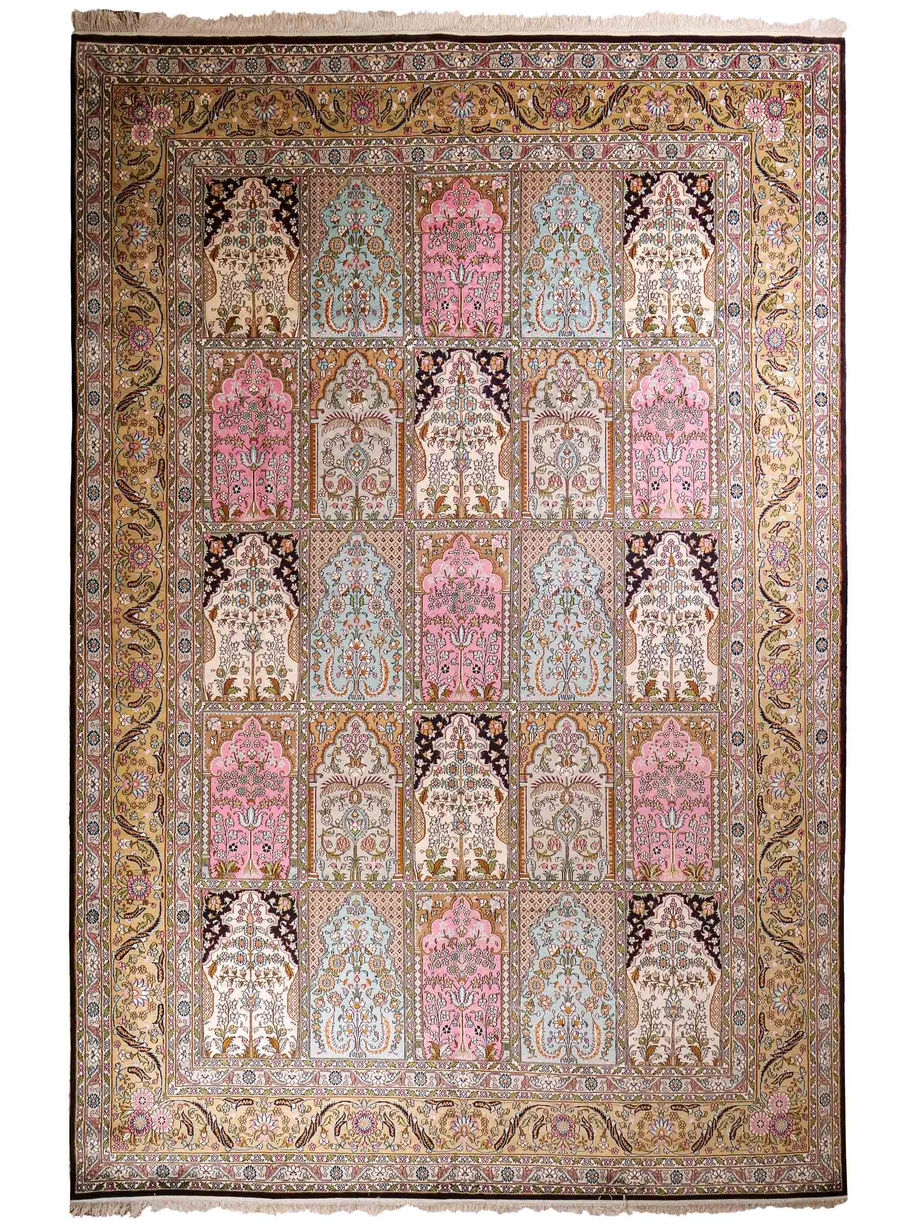 Feiner, handgeknüpfter Art Hereke aus Kunstseide. Ursprung China. Größe: 361 x 276 cm. Hauptfarben: Schwarz, Rosa, Blau. Vertrieb durch JUPITER Intl.