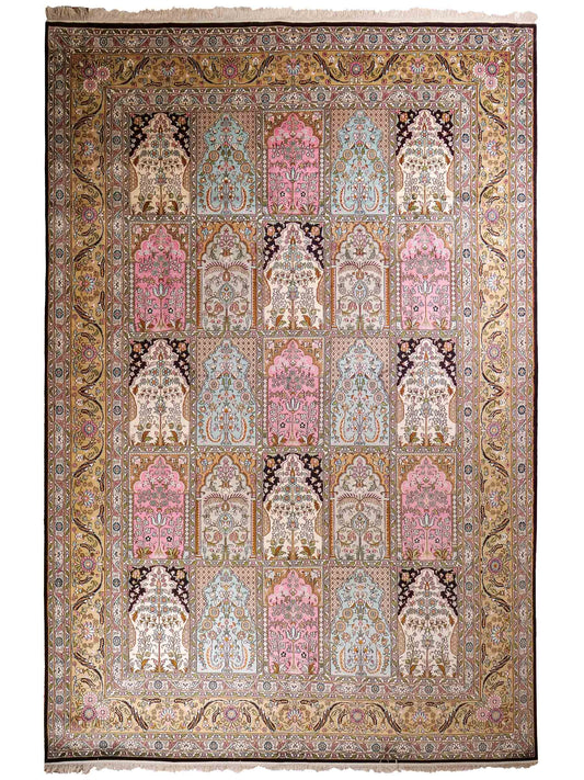 Feiner, handgeknüpfter Art Hereke aus Kunstseide. Ursprung China. Größe: 361 x 276 cm. Hauptfarben: Schwarz, Rosa, Blau. Vertrieb durch JUPITER Intl.