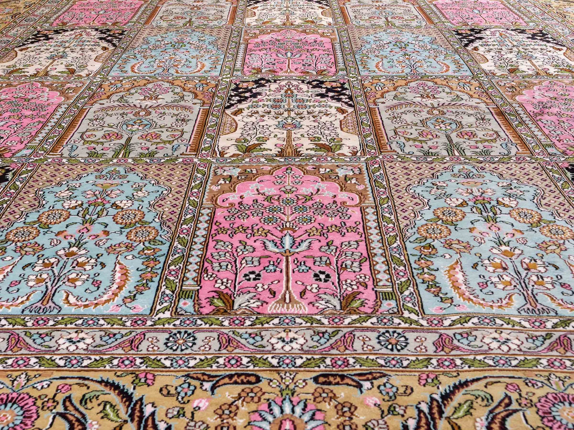 Feiner, handgeknüpfter Art Hereke aus Kunstseide. Ursprung China. Größe: 361 x 276 cm. Hauptfarben: Schwarz, Rosa, Blau. Vertrieb durch JUPITER Intl.