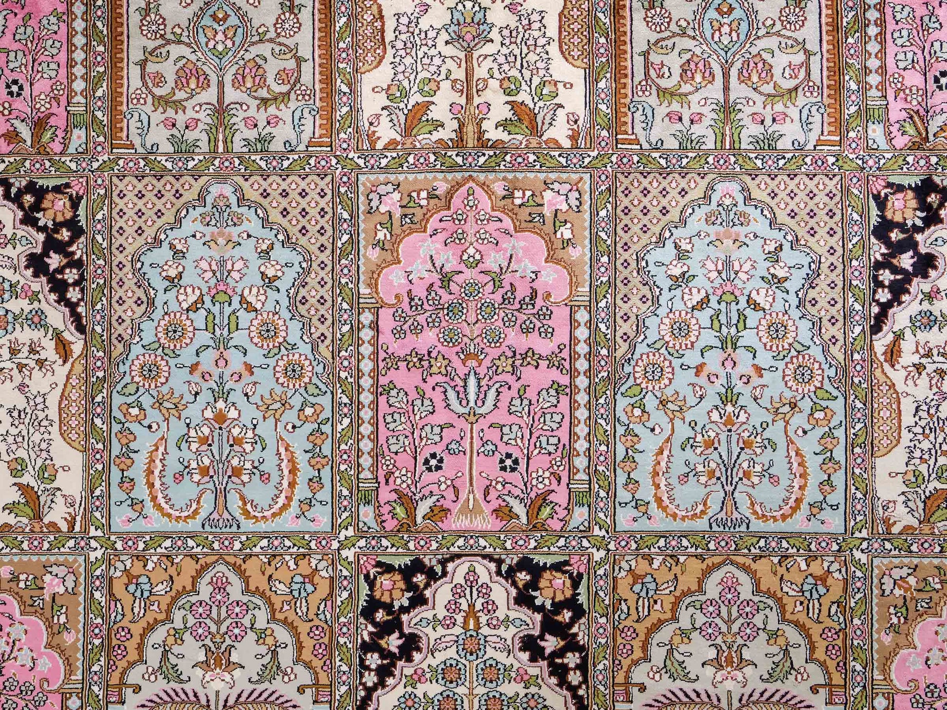 Feiner, handgeknüpfter Art Hereke aus Kunstseide. Ursprung China. Größe: 361 x 276 cm. Hauptfarben: Schwarz, Rosa, Blau. Vertrieb durch JUPITER Intl.