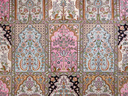Feiner, handgeknüpfter Art Hereke aus Kunstseide. Ursprung China. Größe: 361 x 276 cm. Hauptfarben: Schwarz, Rosa, Blau. Vertrieb durch JUPITER Intl.