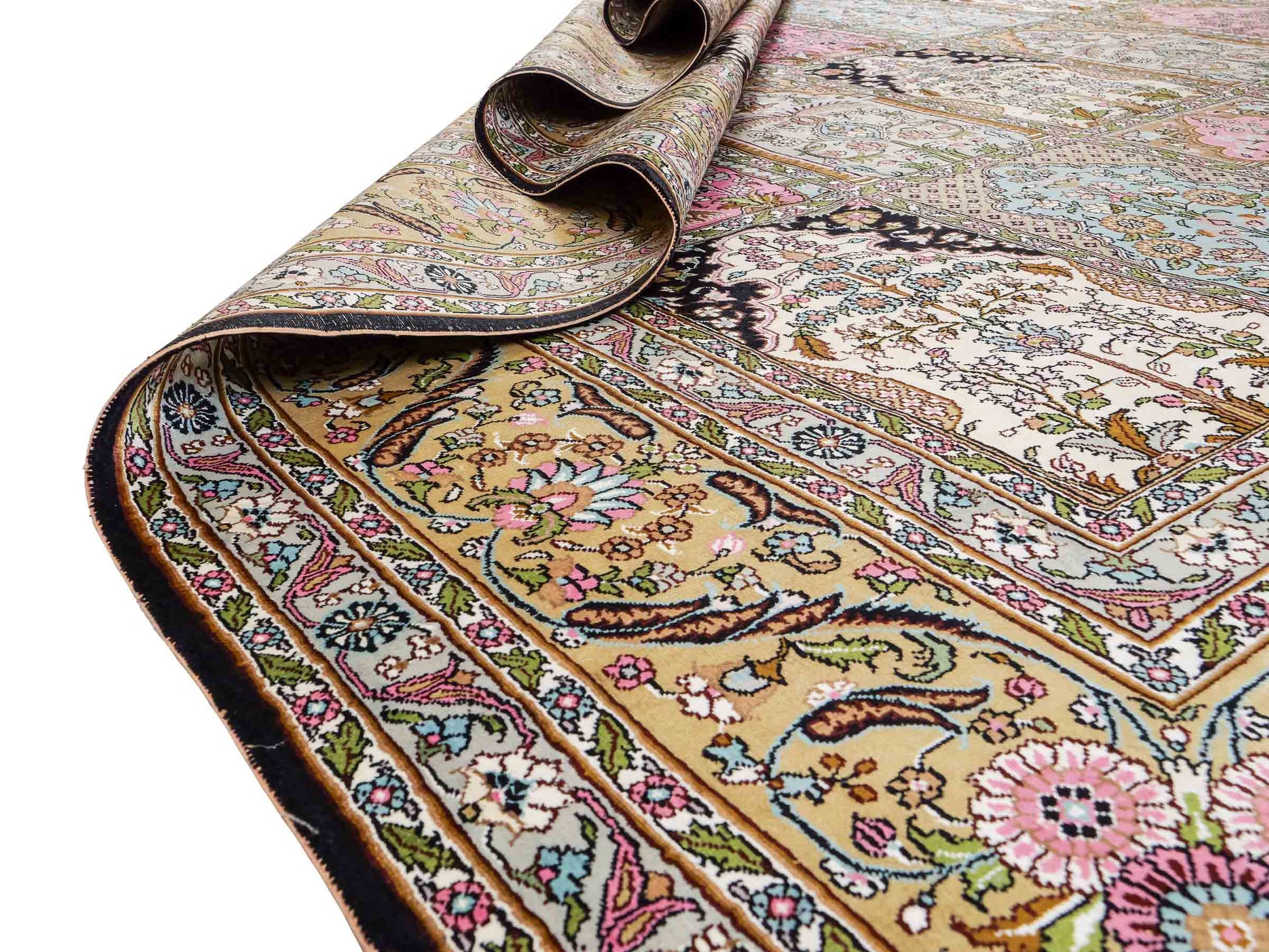 Feiner, handgeknüpfter Art Hereke aus Kunstseide. Ursprung China. Größe: 361 x 276 cm. Hauptfarben: Schwarz, Rosa, Blau. Vertrieb durch JUPITER Intl.