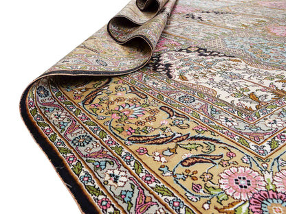 Feiner, handgeknüpfter Art Hereke aus Kunstseide. Ursprung China. Größe: 361 x 276 cm. Hauptfarben: Schwarz, Rosa, Blau. Vertrieb durch JUPITER Intl.