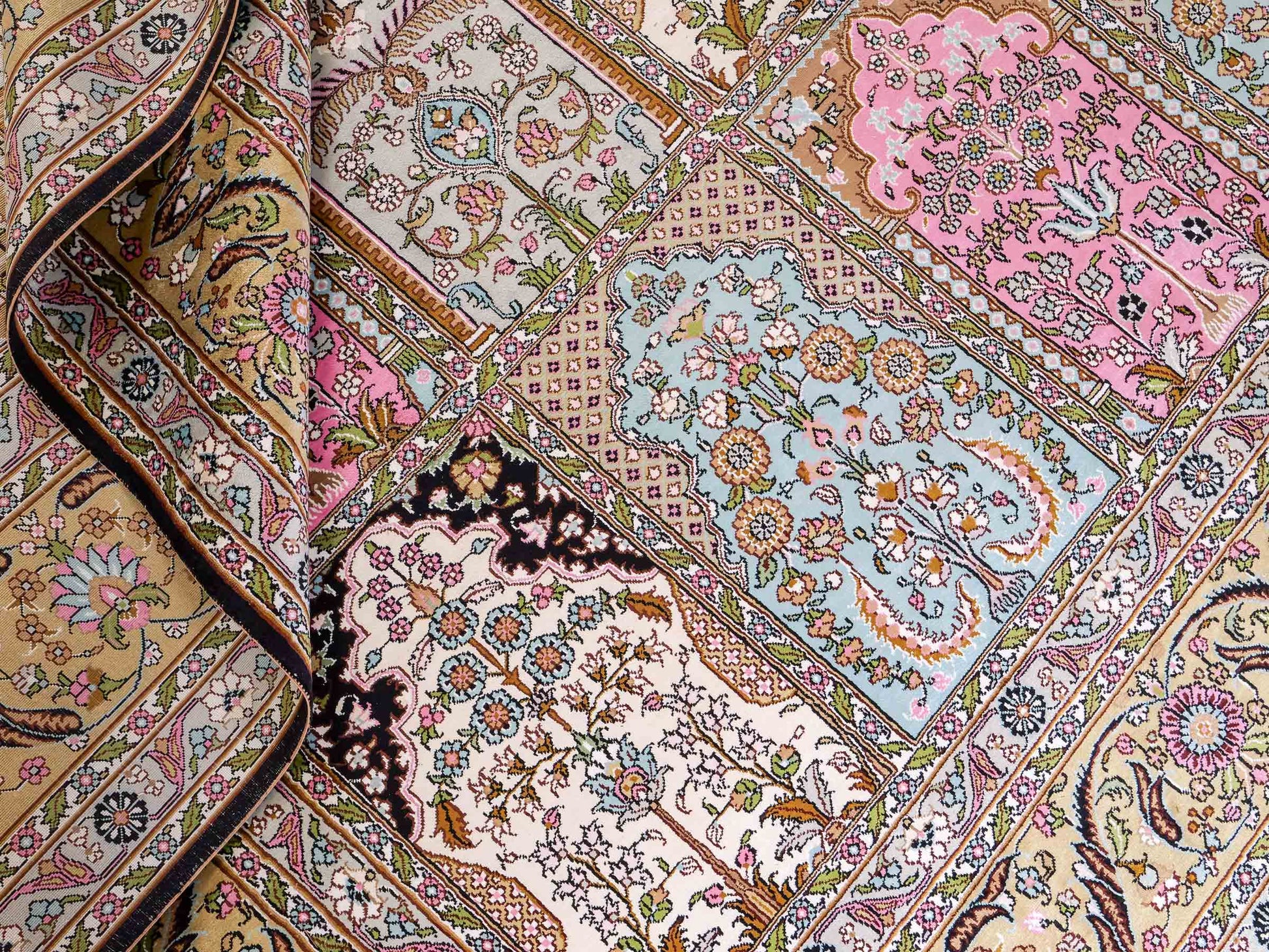 Feiner, handgeknüpfter Art Hereke aus Kunstseide. Ursprung China. Größe: 361 x 276 cm. Hauptfarben: Schwarz, Rosa, Blau. Vertrieb durch JUPITER Intl.