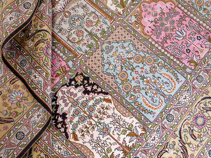 Feiner, handgeknüpfter Art Hereke aus Kunstseide. Ursprung China. Größe: 361 x 276 cm. Hauptfarben: Schwarz, Rosa, Blau. Vertrieb durch JUPITER Intl.