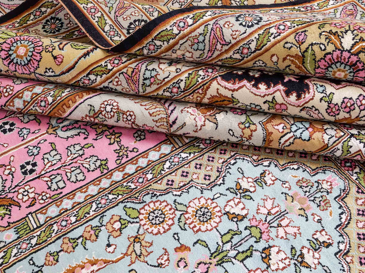 Feiner, handgeknüpfter Art Hereke aus Kunstseide. Ursprung China. Größe: 361 x 276 cm. Hauptfarben: Schwarz, Rosa, Blau. Vertrieb durch JUPITER Intl.