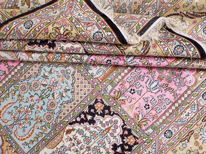 Feiner, handgeknüpfter Art Hereke aus Kunstseide. Ursprung China. Größe: 361 x 276 cm. Hauptfarben: Schwarz, Rosa, Blau. Vertrieb durch JUPITER Intl.